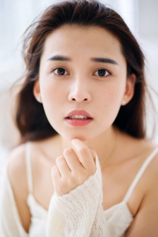 日本脱了乳罩让男人吃奶